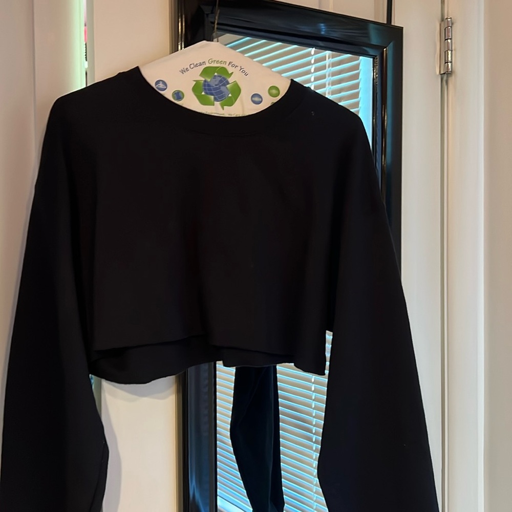 Super soft cropped black sweatshirt